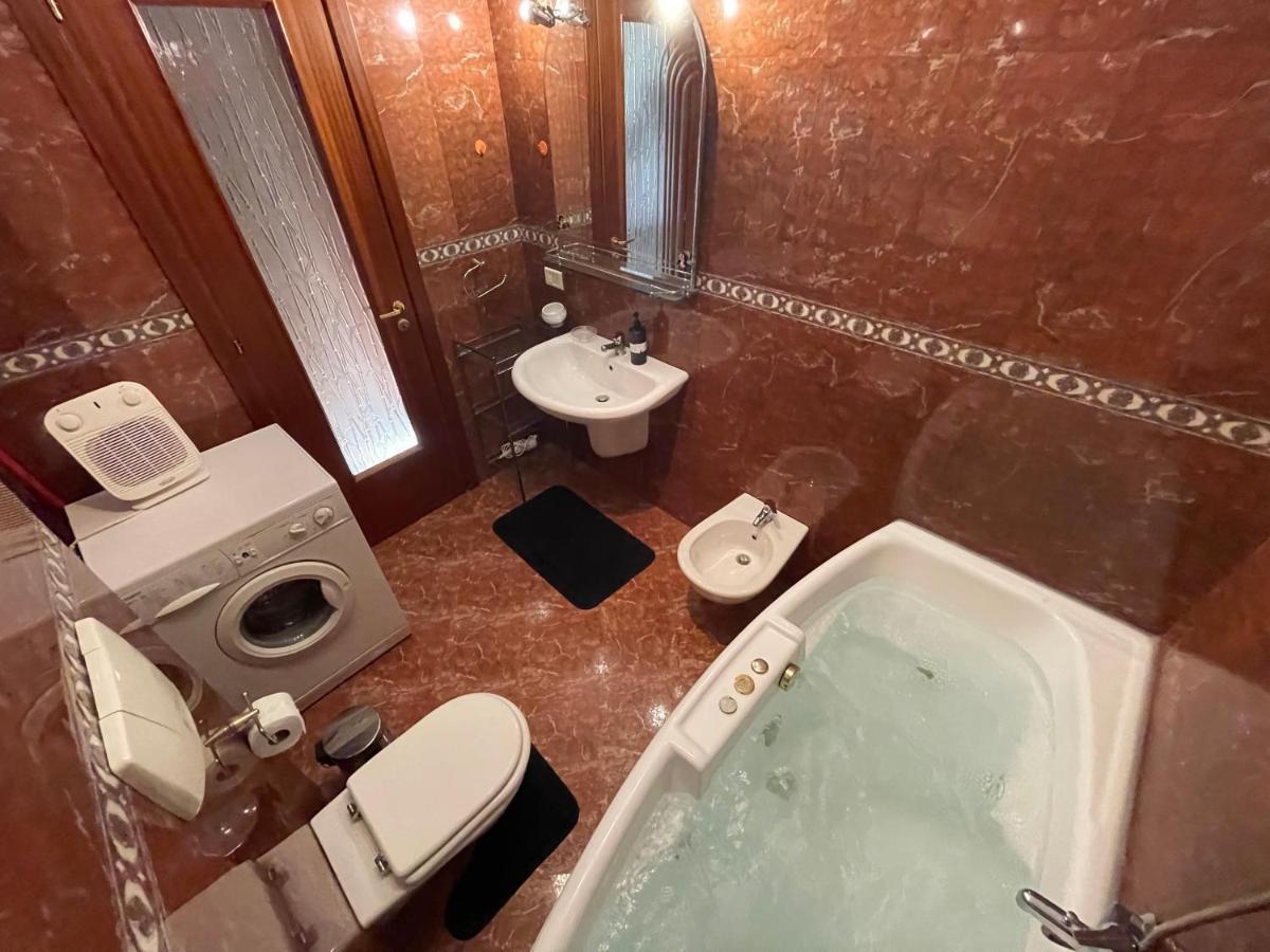 Pine-tree Spacious 2 Bdr Near Tanners' Bridge With Hot Tub Appartement Tirana