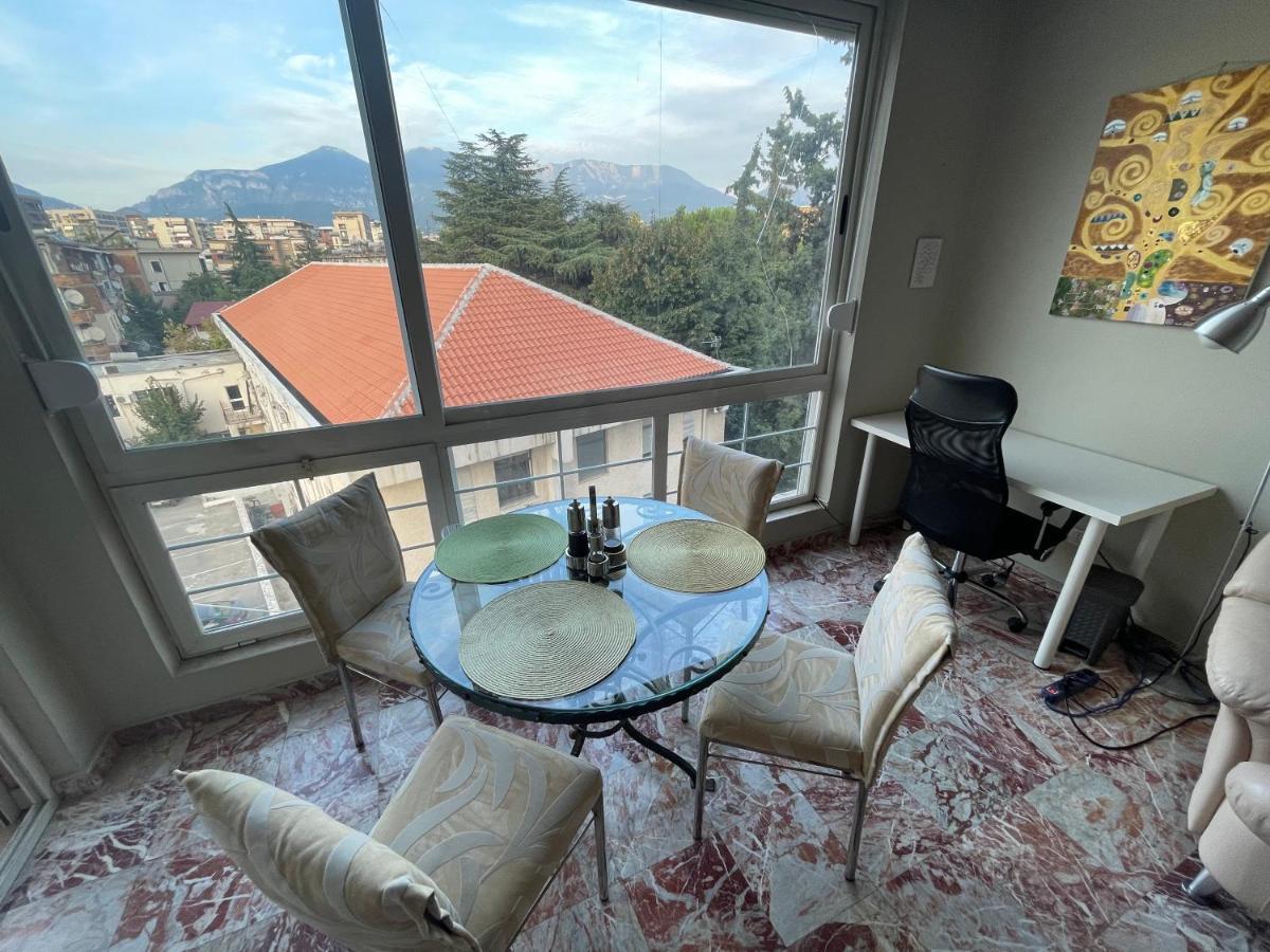 Pine-tree Spacious 2 Bdr Near Tanners' Bridge With Hot Tub Appartement Tirana