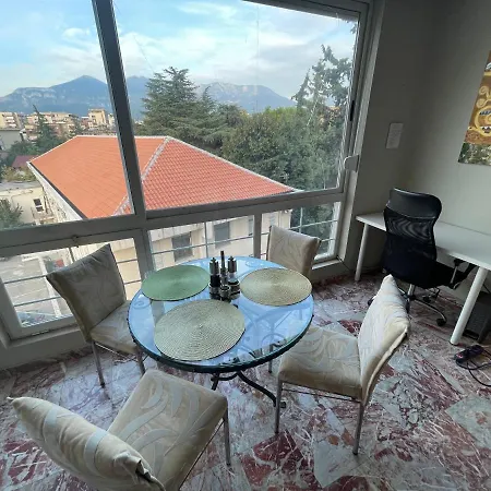 Pine-Tree Spacious 2 Bdr Apartment Near Tanners' Bridge With Hot Tub Tirana Extérieur photo