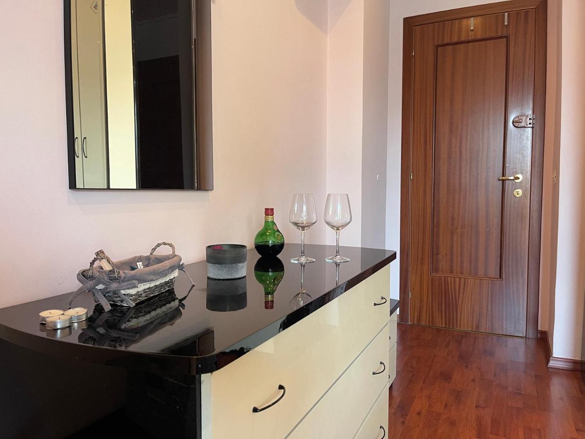 Pine-tree Spacious 2 Bdr Near Tanners' Bridge With Hot Tub Tirana